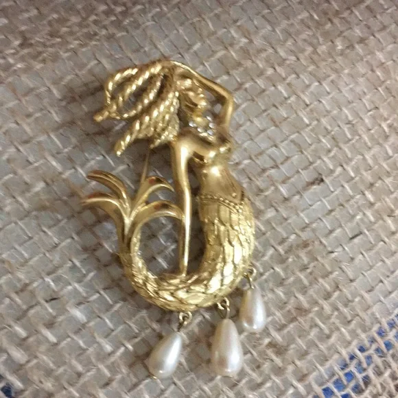 Vintage Trifari Mermaid Goldtone Brooch With Pearl Dangles Rare - Picture 4 of 5